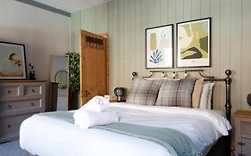 Ashley Suite I Cozy 1Br I Sleeps 4 I Near Gavin & Stacey House I Barry High Street I Barry Train Station I Barry Island I Wifi I Parking And Easy Cardiff Access